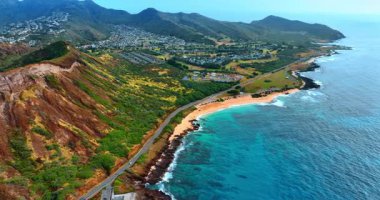 Koko Krateri 'nin nefes kesici manzarası ve Honolulu şehir manzarası. Su manzarasının üstündeki manzaraya hava perspektifi.