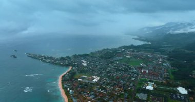 Gri bir günde Honolulu şehrine yaklaşıyoruz. Hawaii, ABD 'deki Oahu Adası üzerinde gri bulutlar gökyüzünü kaplıyor. Hava görünümü.