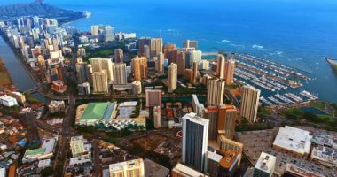 Honolulu şehri ve yapay su yolu Ala Wai Kanalı 'ndaki muhteşem manzara. Pasifik Okyanusu 'nun iskelesinde demirli sayısız yat var. Oahu Adası, Hawaii, ABD. Hava perspektifi.
