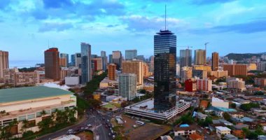 Modern şehir Honolulu 'nun çeşitli mimarisi, Hawaii, ABD. Bölgenin yollarında hareketli bir trafik var. Üst görünüm.