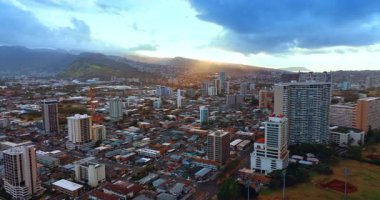 Honolulu, Oahu, Hawaii 'nin en yüksek alçaktan uçuşu. Şehrin ve dağların üstündeki gökyüzünde kara bulutlar asılı..