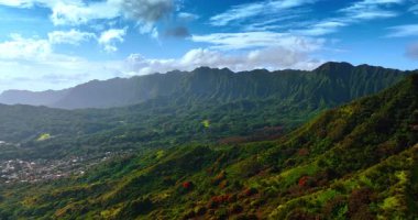 Hawaii 'deki Oahu Adası' nda göz kamaştırıcı Koolau Sıradağları 'nı aydınlatan parlak güneş. Bazı kentsel alanlarla muhteşem doğa manzarası. Üst görünüm.