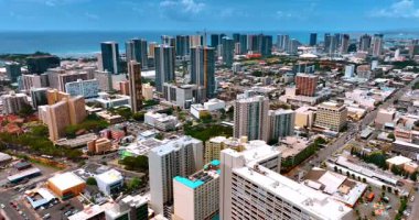 Modern Honolulu 'nun canlı şehir manzarası, Hawaii, ABD. Şehrin yukarısındaki güneşli bir günde Pasifik Okyanusu 'nun sonsuz su manzarası..