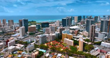 Güneşli Honolulu manzarası ve gündüz trafiği. Güzel Waikiki, Pasifik kıyılarında, arka planda. Üst perspektif.