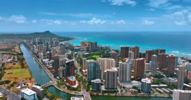 Ala Wai Kanalı 'nın çizdiği güneşli Waikiki bölgesine bakın. Güneşli bir günde Honolulu 'nun muhteşem manzarası. Üst perspektif.