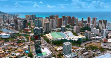 Güneşli Honolulu manzarası ve Ala Wai Kanalı. Pasifik Okyanusu 'nun muhteşem masmavi su manzarası..