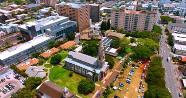 Honolulu Merkez Birliği Kilisesi. İHA binadaki kuleye yaklaşıyor..