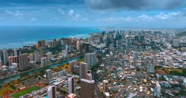 Güzel Honolulu, Oahu, ABD 'nin geniş şehir manzarası. Pasifik Okyanusu kıyısındaki Ala Wai Kanalı ve Waikiki tatil köyü manzarası. Hava görünümü.