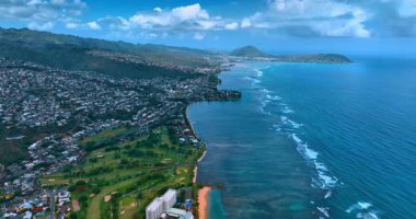 Honolulu, Hawaii 'nin kıyı şeridinin üzerindeki görüntüler. Pasifik Okyanusu kıyısında yoğun inşa edilmiş bir şehrin manzarası..