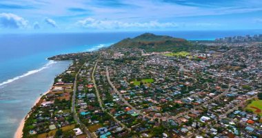 Honolulu 'nun yerleşim alanı çoğunlukla alçak katlı evlerle inşa edilmiş. Krater kayası arka planda. Honolulu, Hawaii, ABD. Hava görünümü.