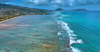 Beyaz köpüklü küçük dalgalar yavaşça Pasifik Okyanusu kıyısına doğru akar. Honolulu, Hawaii kıyıları, İHA 'dan..