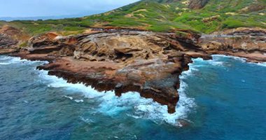 Güzel, yırtık pırtık kayalar Pasifik Okyanusu 'nun dalgaları tarafından vuruluyor. Hawaii, ABD sahillerinde göz kamaştırıcı bir manzara. Hava görünümü.
