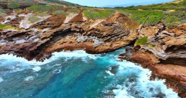 Pasifik Okyanusu 'nun dalgalarıyla bilenmiş inanılmaz yırtık kayalar. Hawaii, ABD 'nin çarpıcı kayalık kıyı şeridi..