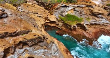 Hawaii, ABD sahillerinde nefes kesen kayalar. Liçenlerle kaplı resimli bir sahil şeridi. Hava perspektifi.