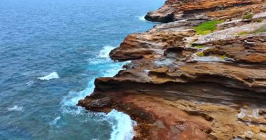 Pasifik Okyanusu 'nun güçlü deniz dalgalarıyla bilenmiş sersemletici kayalar. Hawaii, ABD kıyılarında mavi sular sıçradı.