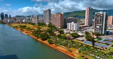 Ala Wai Kanalı 'ndan Honolulu' ya bakın. Dağların arkasından ağır bulutlar yükseliyor. Hava perspektifi.
