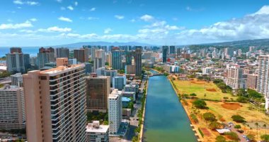 Waikiki bölgesi boyunca Ala Wai Kanalı 'nın üzerinde yükseliyor. Güneşli bir günde, Honolulu, Hawaii, ABD 'nin görkemli manzarası.