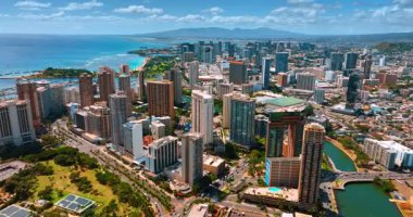 Waikiki 'nin üzerinde hareketli bir trafik ile uçuyor. Pasifik Okyanusu 'nun arka planında Honolulu Manzarası.