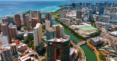 Pasifik Okyanusu 'nun sularına giren Ala Wai Kanalı' nı izleyin. Güneşli bir günde güzel Honolulu, Hawaii, ABD manzarası.