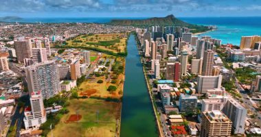 Arka planda Koko Kafa Krateri ile Ala Wai Kanalı 'nın üzerindeki görüntüler. Honolulu, Hawaii, ABD manzaralı..