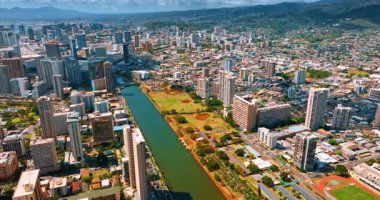 İnsansız hava aracı görüntülerinden Ala Wai Kanalı 'nın düz yeşil hattını izleyin. Honolulu, Hawaii, ABD 'nin engin manzarası. Üst perspektif.