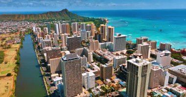 Pasifik Okyanusu kıyısındaki modern lüks Waikiki kentsel manzarası. Fonda Koko Kafa Krateri 'ni sersemletiyor. Hava perspektifi.