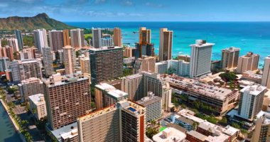 Waikiki, Honolulu, Hawaii, ABD panoramasındaki yüksek binaların üzerinde uçuş. Koko Kafa Krateri ve gök mavisi okyanus manzarası. Hava görünümü.