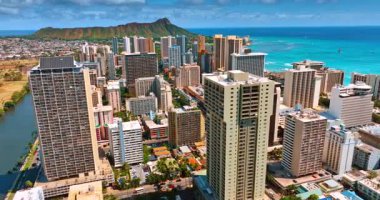 Waikiki, Honolulu 'nun yüksek binalı mimarisi, Hawaii, ABD. Şehir merkezindeki Koko Head Krateri 'nin arka planında İHA görüntüleri. Üst perspektif.