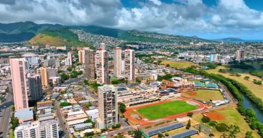 Yeşil dağların arkasındaki Honolulu, Hawaii, ABD 'nin muhteşem manzarası. Pofuduk bulutlar gökyüzünü kaplıyor. Hava perspektifi.