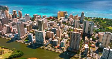 Muhteşem Waikiki tatil köyüne daha yakın uçuyor. Pasifik Okyanusu 'nun arka planındaki masmavi su manzarası inanılmaz..