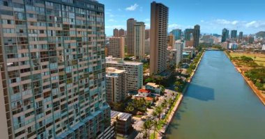 Ala Wai Kanalı 'na bakan çok katlı apartman bloklarının ön cephelerindeki görüntüler. Güneşli bir günde Honolulu, Hawaii 'deki Waikiki bölgesinin mimarisi.