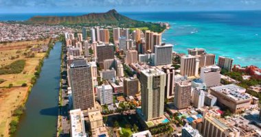 Modern Waikiki 'nin yüksek kentsel alanı Ala Wai Kanalı ve Pasifik Okyanusu ile çevrilidir. Koko Kafa Krateri arka planda. Honolulu Panoraması, Hawaii, ABD Havadan bakıldığında.