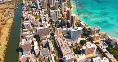Honolulu, Hawaii, ABD 'deki Waikiki' nin üzerindeki görüntüler. Ala Wai Kanalı ve Pasifik Okyanusu 'nun su manzarası bölgenin etrafını sarar..