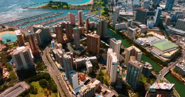 Honolulu, Hawaii, ABD 'deki Waikiki tatil beldesinin lüks mimarisi. Ala Wai Kanalı ve bölgenin etrafındaki Pasifik Okyanusu 'nun su manzarası. Arka planda yat iskelesi. Hava görünümü.