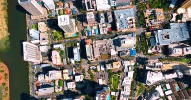 Honolulu, Hawaii, ABD 'de Waikiki bölgesinin yoğun olarak inşa edilmiş kentsel manzarası. Ala Wai Kanalı solda ve Pasifik Okyanusu 'nun su manzarası sağda. Kuş bakışı..