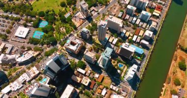 Honolulu, Hawaii, ABD şehir manzarası üzerinde uçuş. Güneşli bir günde Ala Wai Kanalı üzerinde insansız hava aracı görüntüsü..