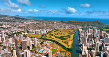 Honolulu, Hawaii, ABD 'nin göz kamaştırıcı manzarası. Ala Wai Kanalı 'nın üstündeki İHA görüntüleri. Koko Kafa Krateri, gök mavisi su manzarasının arka planında.