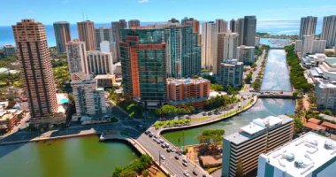 Arabalar Ala Wai Kanalı 'nı geçerek köprüden geçiyor. Waikiki 'nin modern muhteşem binalarına yaklaşıyoruz. Honolulu, Hawaii, ABD 'de güneşli bir gün. Hava görünümü.