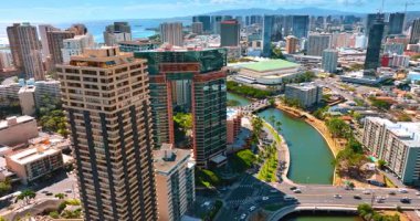 Honolulu, Hawaii, ABD 'nin inanılmaz güzel modern mimarisi. Araç, Ala Wai Kanalı 'ndan geçen köprülerden geçiyor. Hava görünümü.