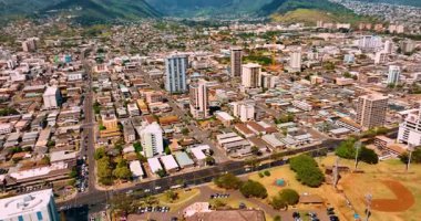 Modern Honolulu 'nun hakim olan düşük katlı mimarisi. Arka planda çarpıcı dağlar. Hawaii, ABD.