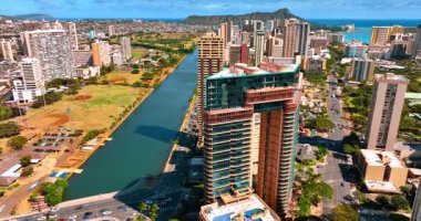 Ala Wai Kanalı 'nın tepesindeki yüksek katlı bir binanın görüntüsü. Honolulu, Hawaii, ABD 'nin göz kamaştırıcı manzarası. Koko Kafa Krateri arkaplanda.
