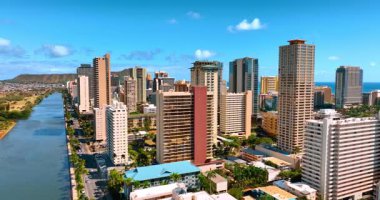 Waikiki 'nin modern mimarisi Ala Wai Kanalı tarafından özetlenmiştir. Arkaplanda Honolulu, Hawaii, ABD ve Koko Krateri Panoraması.