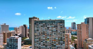 Apartman bloklarının ön cephesinde uçmak. Güneşli bir günde Honolulu, Hawaii, ABD 'nin güzel şehirleri.