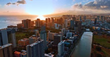 Modern Honolulu, Hawaii, ABD 'deki Ala Wai Kanalı' nın üzerindeki görüntüler. Gün batımında güzel şehre hava perspektifi.