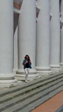 Sütun inşaatındaki insanlar. Sütun binasının hava aracı görüntüsü. Dikey video