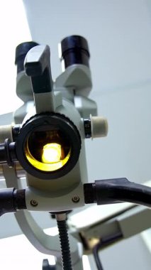 Dişçi için özel ekipman. Modern dişçilik ekipmanlarıyla birlikte diş sağlığı kliniği içi. Dikey video