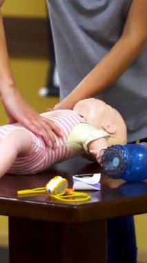 Bebek için ilk yardım eğitimi. Çocuğa kardiyopulmoner resüsitasyon vermek için ilk yardım eğitimi. Dikey video