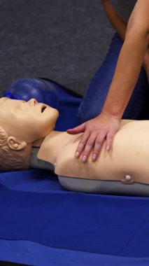 Bebek suni teneffüs manikürü. Kardiyopulmoner resüsitasyon ve çocuk için ilk yardım. Dikey video