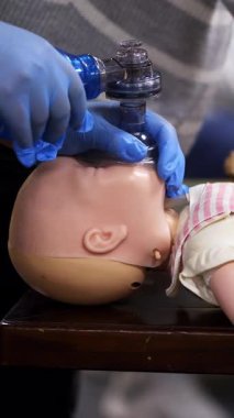 Bebeğin kardiyopulmoner resüsitasyonu. Bebekte kardiyopulmoner resüsitasyon için ilk yardım eğitimi. Dikey video