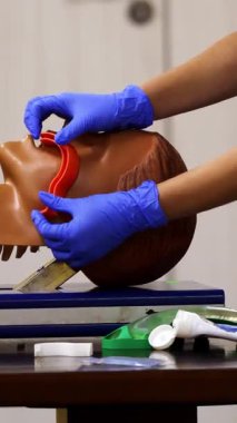 Eğitim sağlık hizmetleri ilk yardım. Bebek kardiyopulmoner resüsitasyon sahte kurtarma ilk yardım eğitimi. Dikey video